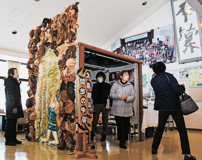 久喜銀山の坑道を再現した作品と展示物に見入る来場者＝島根県邑南町山田、出羽公民館