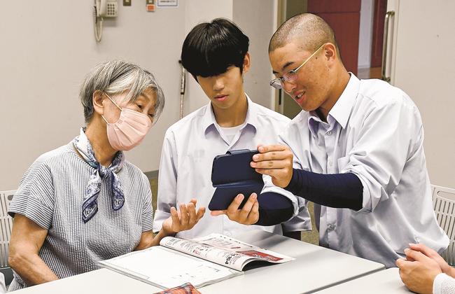 住民にスマホの操作方法を教える生徒＝島根県邑南町矢上、矢上交流センター
