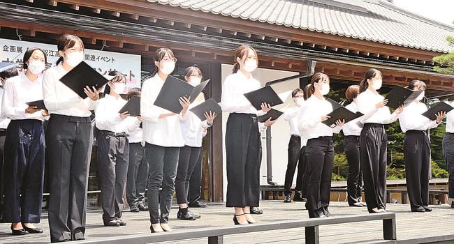 旧制松江高校の学生たちに思いをはせ、寮歌「青春の歌」を合唱する島根大混声合唱団＝松江市殿町、松江歴史館
