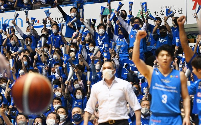 第３クオーター、一進一退のゲーム展開に必死に声援を送るファン＝松江市学園南１丁目、松江市総合体育館