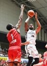【第１６戦・島根－三遠】第２クオーター、島根のジェームズ・マイケル・マカドゥ（右）がシュートを放つ＝豊橋市総合体育館