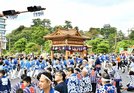 勇壮な音色を響かせて練り歩く鼕行列＝松江市殿町