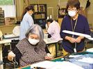 縫製業務に打ち込む就労支援施設の利用者（左）＝松江市内