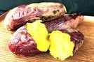 おいしそうな焼き芋。サツマイモは江戸時代に各地で栽培が盛んになり、人々の命をつないだ