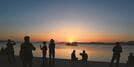 宍道湖に沈む夕日を鑑賞する人々＝松江市袖師町