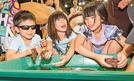 水槽に入ったナマコを触る子どもたち＝松江市学園南１丁目、くにびきメッセ