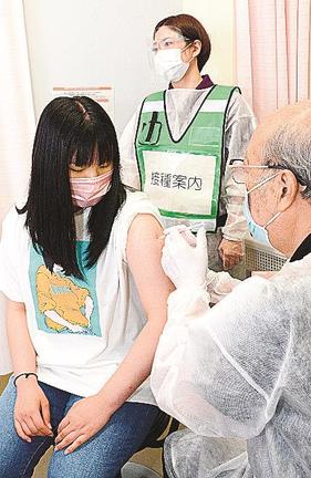 仕事帰りに接種を受ける希望者=鳥取県日野町野田、公立日野病院