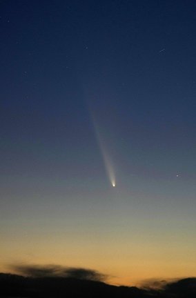 神戸市の兵庫県立舞子公園で見られた「紫金山・アトラス彗星」＝１３日午後６時２４分（１秒露光）
