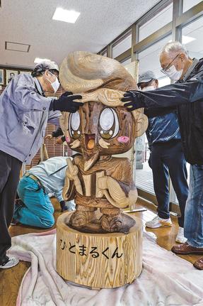 ひとまるくんの木像を搬入する柿本人麿１３００年祭推進委員会のメンバー＝益田市常盤町、市役所