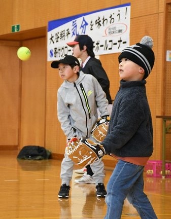 大谷翔平選手から贈られたグラブを使ってキャッチボールする子どもたち＝島根県飯南町頓原、頓原小学校