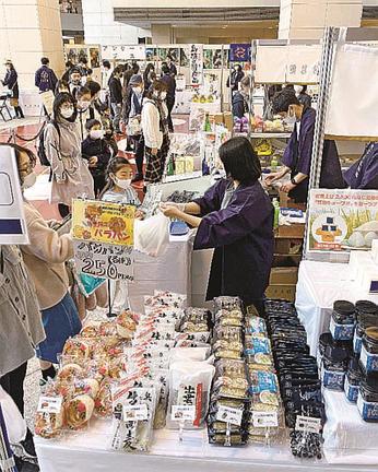 県産品を買い求める来場者
