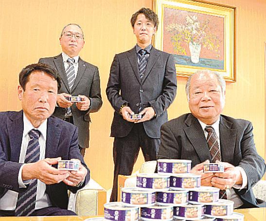 白バイ貝の缶詰を商品化したバイかご漁業者＝松江市殿町、島根県庁