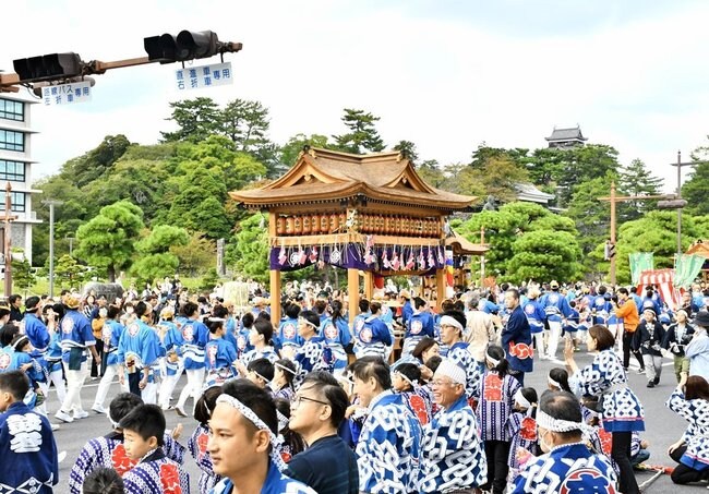 勇壮な音色を響かせて練り歩く鼕行列＝松江市殿町