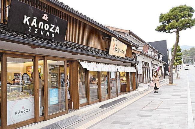 新型コロナウイルス第６波の影響で人通りが少ない出雲大社前の神門通り（資料）