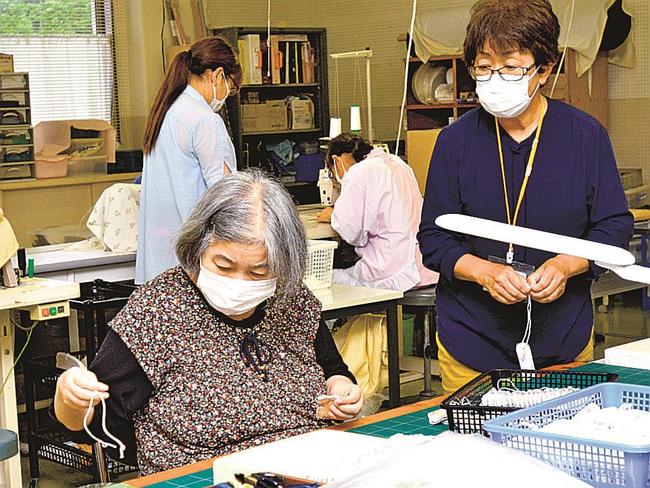 縫製業務に打ち込む就労支援施設の利用者（左）＝松江市内
