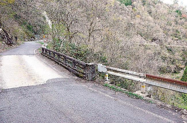 すれ違いが困難な狭い箇所が続く国道184号=島根県飯南町下来島