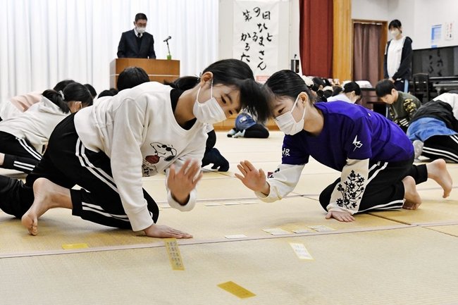 札を取り合う参加者＝益田市高津２丁目、高津公民館