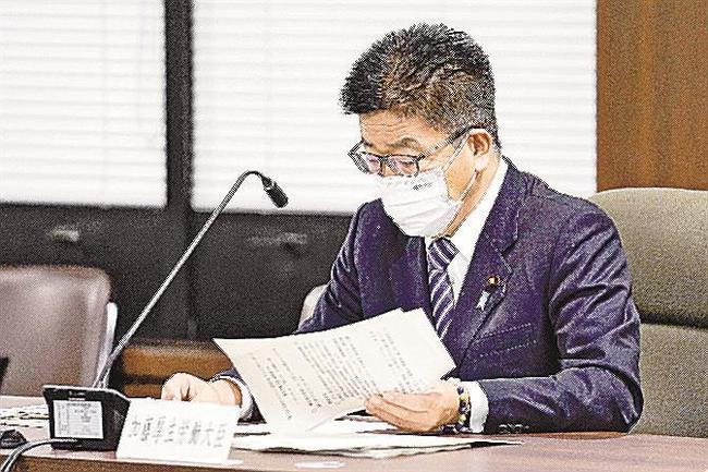 新型コロナ対策を議論する専門家組織の会合で資料に目を通す加藤厚労相＝１１月３０日、厚労省