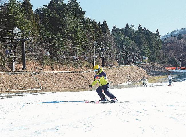 初滑りを楽しむスキーヤー＝島根県飯南町佐見、琴引フォレストパークスキー場
