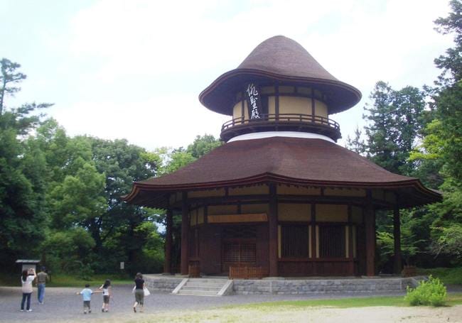 松尾芭蕉の旅姿をイメージしたという俳聖殿。地元の人たちの敬愛の気持ちがうかがえる＝三重県伊賀市（資料）