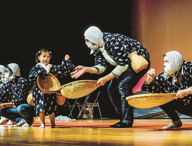 どじょうすくい踊りを体験する参加者＝安来市古川町、安来節演芸館
