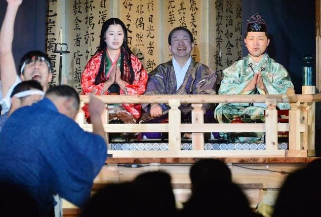後鳥羽上皇が中ノ島（海士町）に来島して８００年を記念し、上演された島民劇＝３月６日、島根県海士町海士の隠岐神社