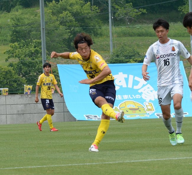 【第９節・ＦＣ神楽しまね―ヴィアティン三重】前半、ＦＣ神楽しまねのＦＷ清本将史がミドルシュートを放つ＝島根県立サッカー場