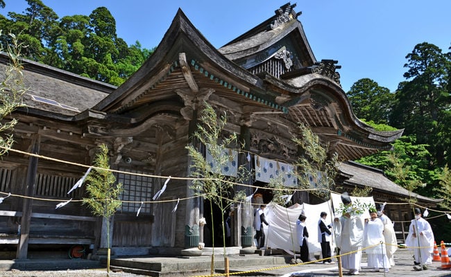 ２７年ぶりの大修理に先立ち、ご神体を白布で囲んで大神山神社奥宮から移す神職たち＝鳥取県大山町大山