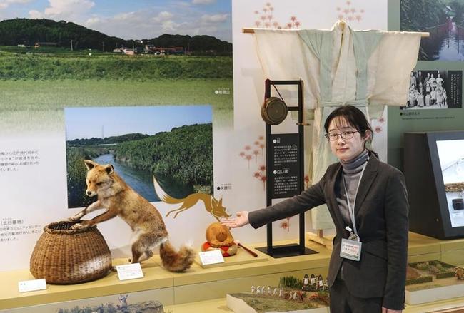 新美南吉記念館の拡充された「ごんぎつね」コーナーを紹介する学芸員＝１月、愛知県半田市