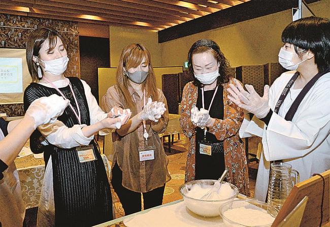 玉造温泉水を配合した姫ラボの商品を体験する参加者＝松江市玉湯町玉造、松乃湯