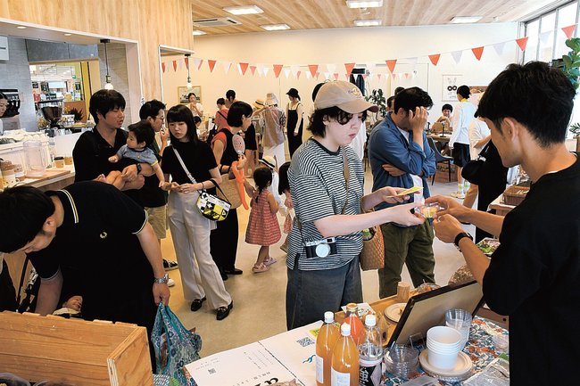 飲食店コーナーで買い物する来場者＝松江市玉湯町湯町、Ａコープたまゆ店