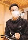 施術前のカウンセリングを行う島津偉匡さん＝出雲市大社町北荒木、整体院ｋａｈａｎａ