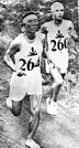 １９２８年、オランダのアムステルダム五輪男子マラソンコースを走る津田晴一郎（右）。６位でゴールした。４年後のロサンゼルス五輪でも５位に入り、五輪で２大会連続の入賞を果たした