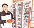 江津コンクリート工業が導入したトマトの自動販売機＝江津市都野津町、同社