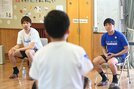 児童の質問に答える北川弘選手（左奥）と大橋大空選手（右）