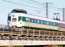 緑やくも色の３８１系特急やくも＝米子市車尾南２丁目