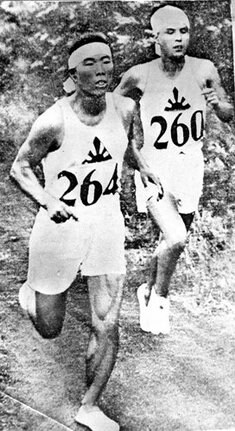 １９２８年、オランダのアムステルダム五輪男子マラソンコースを走る津田晴一郎（右）。６位でゴールした。４年後のロサンゼルス五輪でも５位に入り、五輪で２大会連続の入賞を果たした