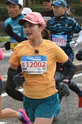 ３時間半を切る好記録で完走した井上咲楽さん＝松江市学園南１丁目