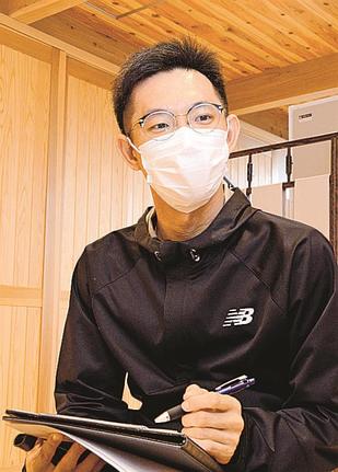 施術前のカウンセリングを行う島津偉匡さん＝出雲市大社町北荒木、整体院ｋａｈａｎａ
