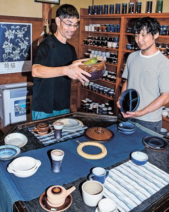 展示会の準備をする島根大さん（左）と中鉢耕助さん＝出雲市斐川町出西