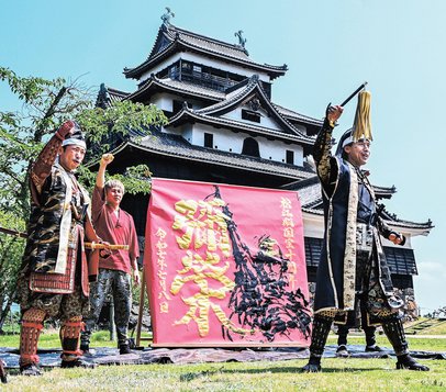 松江城国宝指定10周年記念イベント 書道パフォーマンスで節目祝う