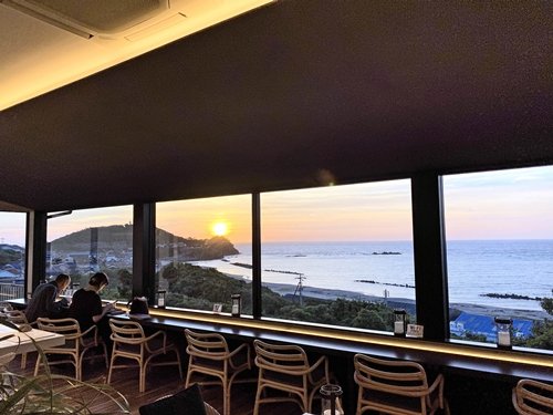 「夕陽タイム」を設定したカフェの店内からの夕景＝大田市五十猛町、ＶＩＥＷ＆ＣＡＦＥ　ＳＨＩＮＷＡ