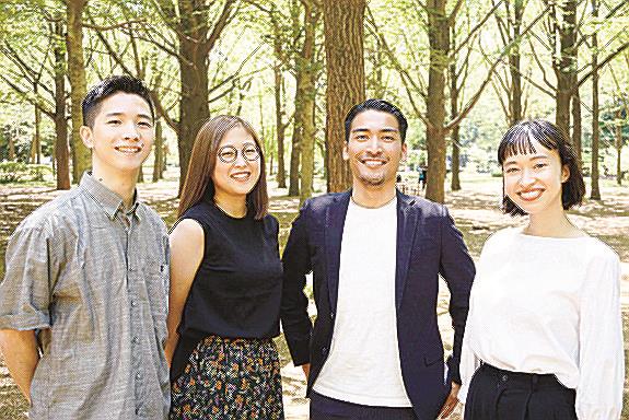「エシカル就活」を開設したアレスグッドの勝見仁泰さん（右から２人目）たち（同社提供）