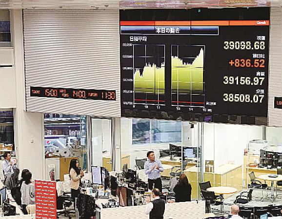 日経平均株価の終値が３万９０９８円６８銭を付け、拍手する証券会社のスタッフら＝２２日午後、東京都千代田区