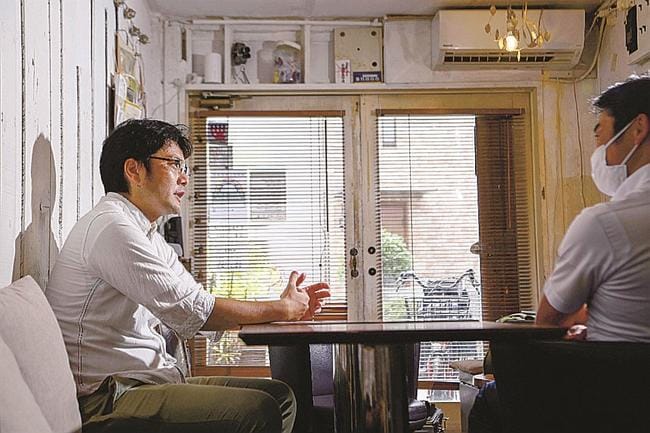 鈴木佑輔さん（左）が普段、人間関係に悩む人たちを迎えている部屋。「少しでも安心できるよう、話しやすい雰囲気を大切にしています」＝東京都世田谷区