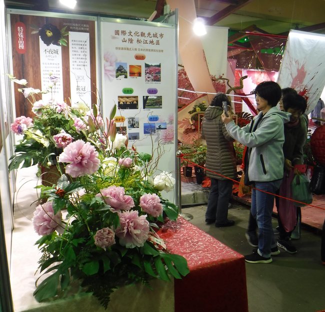 台北市内で展示された松江市八束町産のボタンに見入る来場者＝２０２０年１月