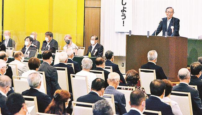 県連大会であいさつする細田博之会長(右奥)=松江市千鳥町、ホテル一畑
