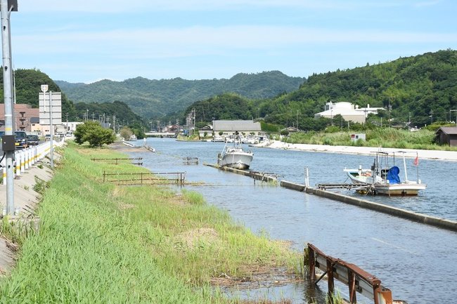 潮位が高くなった佐陀川＝松江市鹿島町佐陀本郷