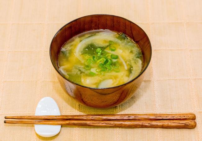 ワカメと玉ネギ、ネギのみそ汁。みそや漬物など微生物が働く発酵食品は体にいい