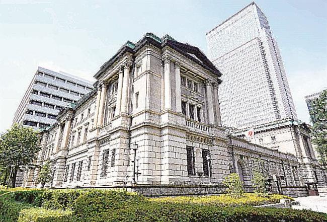 東京都中央区の日銀本店。３１日の金融政策決定会合で、大規模な金融緩和策の再修正を決めた（資料）